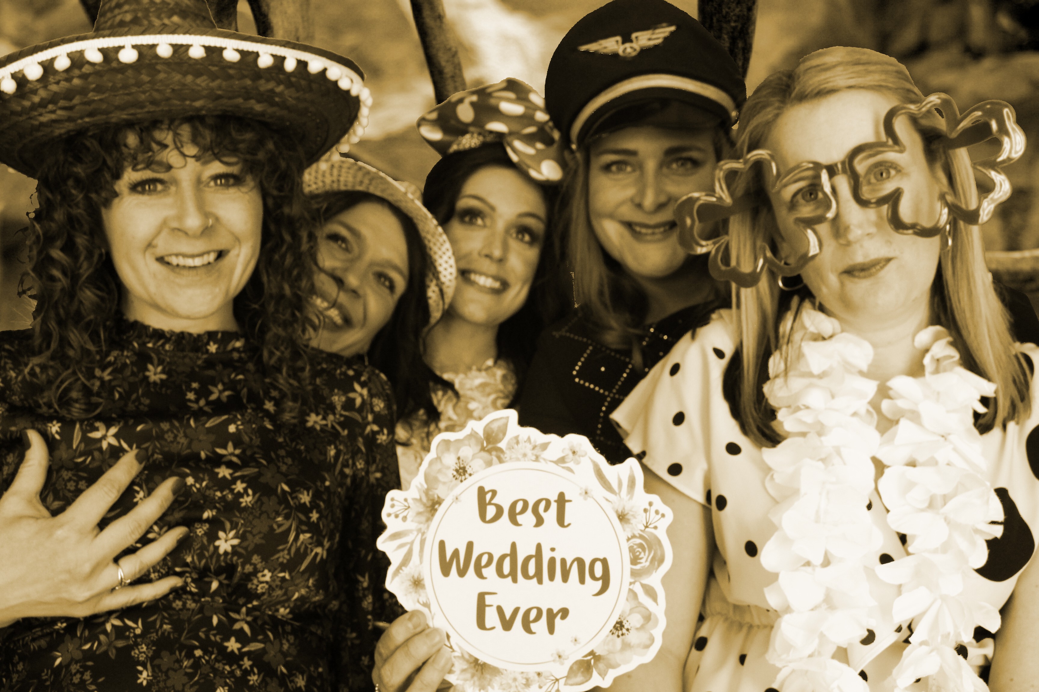 Mr & Mrs Mills | View more photos from the event at gallery.myphotoboothexperience.co.uk/u/MyPhotoBoothExperienceLtd/Mr-Mrs-Mills